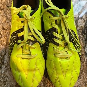 Big kids size 5 baseball, football or soccer cleats.